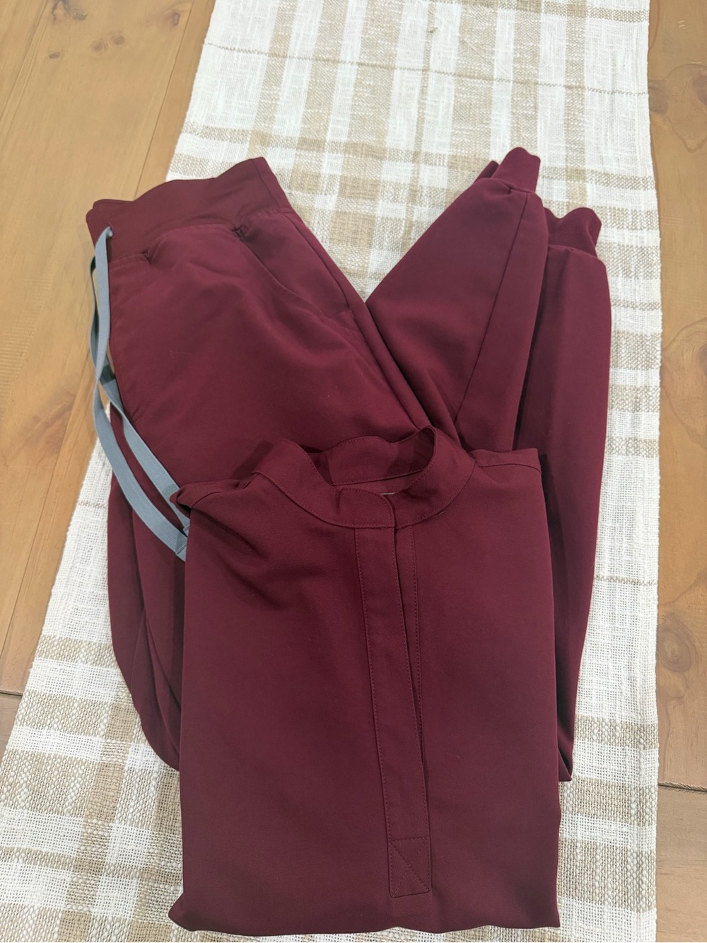 FIGS women’s scrub set
